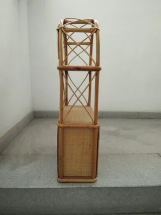 Estantería de mimbre con puertas
