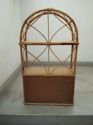 Estantería de mimbre con puertas