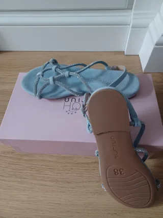Sandalias Unisa azules con pedrería