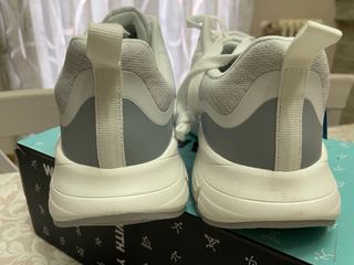 Scarpe da ginnastica nuove con cartellino