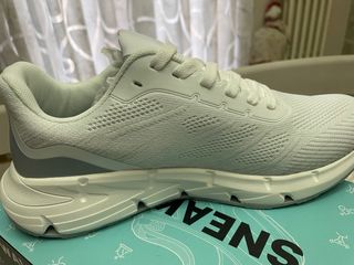 Scarpe da ginnastica nuove con cartellino