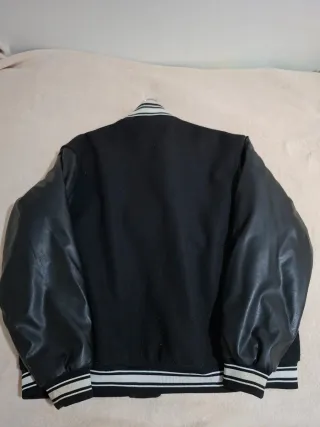 Chaqueta universitaria negra