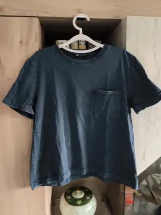 Camiseta ZARA azul con bolsillo