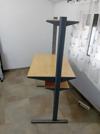 Escritorio madera y metal con estantería
