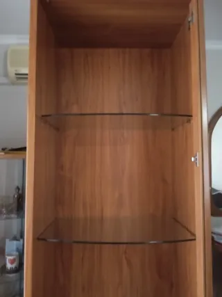 Vitrina grande de madera y cristal