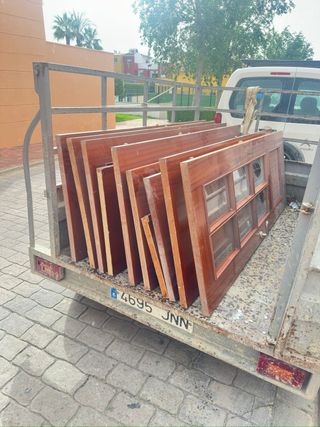 Puertas de madera de paso con los premaecos