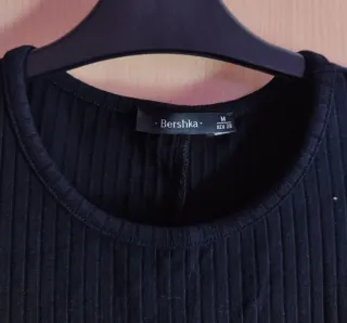 Vestido Bershka hombros descubiertos