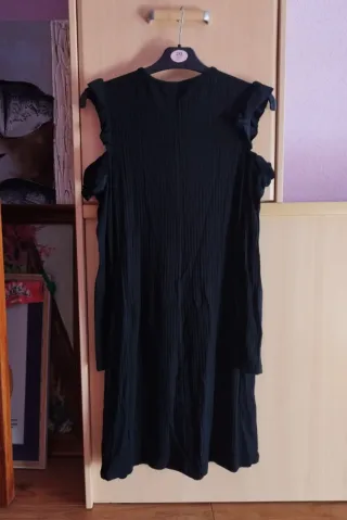 Vestido Bershka hombros descubiertos