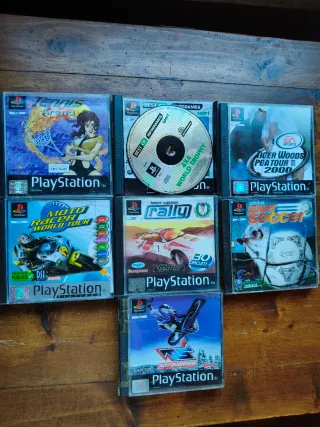 PlayStation 1 con controller e giochi