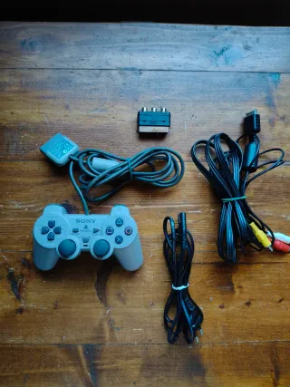 PlayStation 1 con controller e giochi
