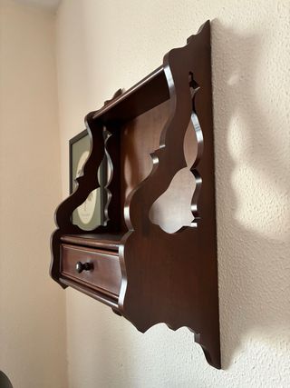 Estante de madera con cajón