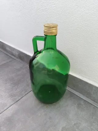 Jarrón de cristal verde con asa y tapa dorada