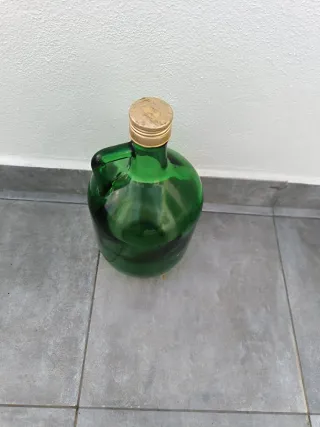 Jarrón de cristal verde con asa y tapa dorada