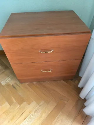 Mesita de noche de madera