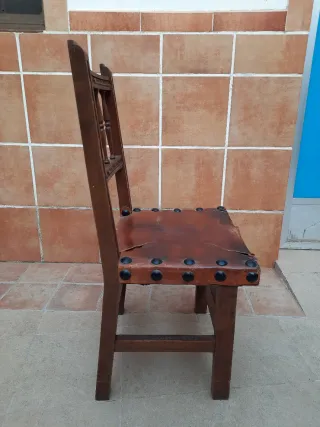 Silla Castellana Antigua Cuero y Madera