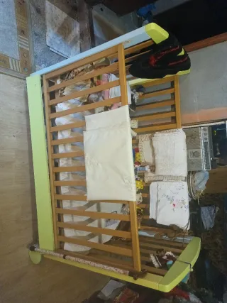 Cuna de madera con colchón regulable