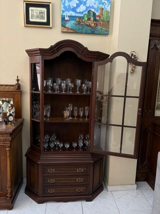 Vitrina de madera oscura