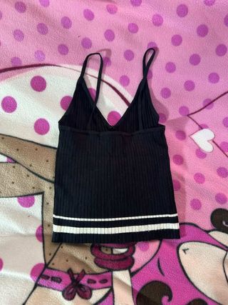 Crop top negro con rayas blancas Bershka