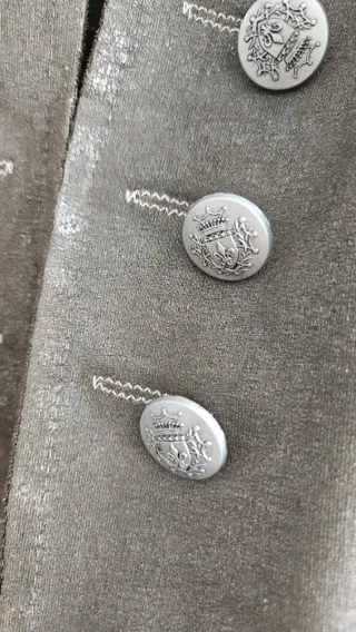 Chaqueta estilo militar con botones plateados