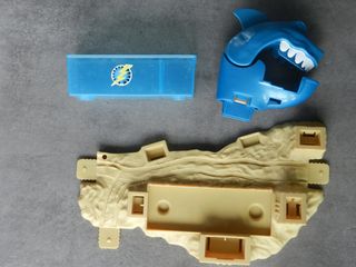 Hot weels squalo spiaggia con scatola