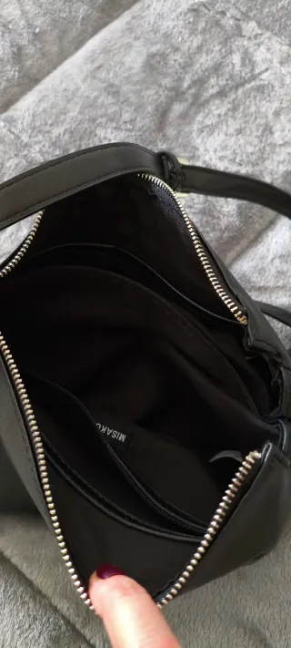 Bolso negro con cadena