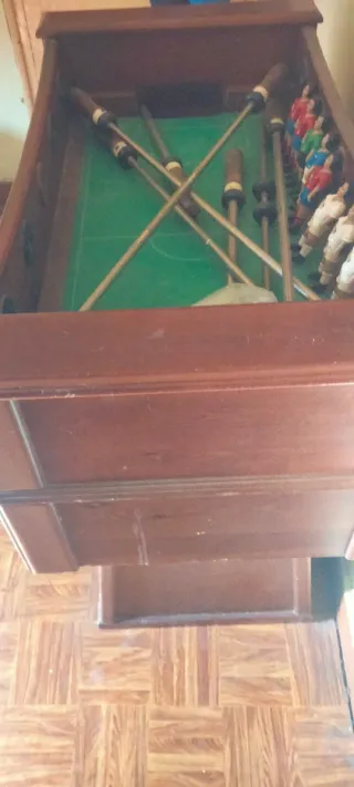 Futbolín antiguo de madera