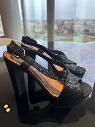 Tacones negros elegantes con brillos