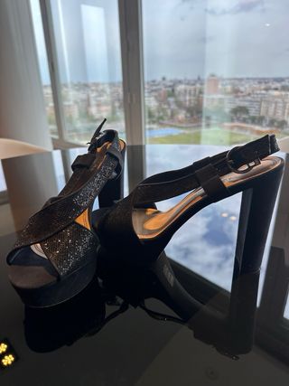 Tacones negros elegantes con brillos