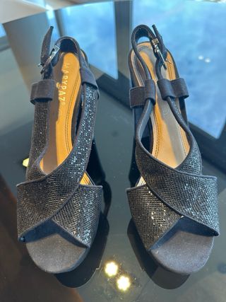 Tacones negros elegantes con brillos