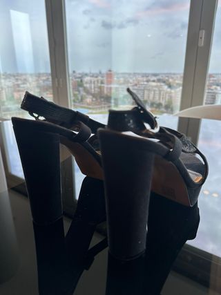 Tacones negros elegantes con brillos