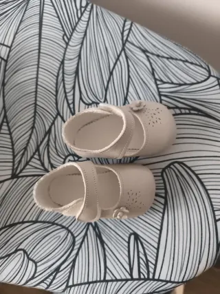 Zapatos de bebé color beige