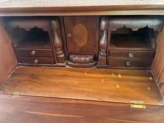 Escritorio antiguo de madera