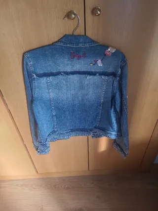 Cazadora vaquera Desigual bordada flores Talla M