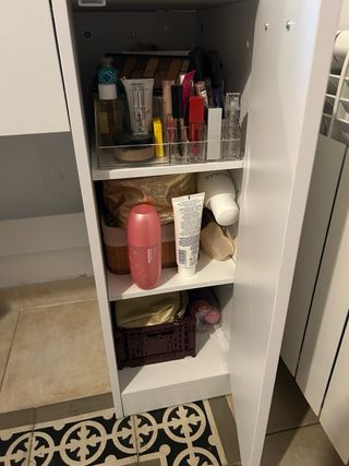 Tocador blanco con espejo y cajón y armario latera