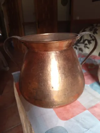 Jarra de cobre antigua con dos asas.