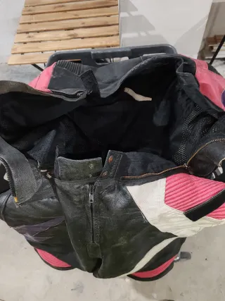 Mono de moto con protecciones