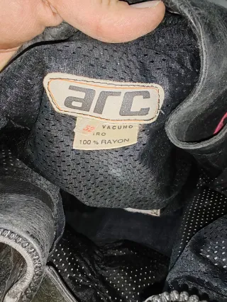 Mono de moto con protecciones