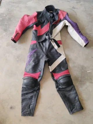 Mono de moto con protecciones