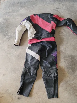 Mono de moto con protecciones