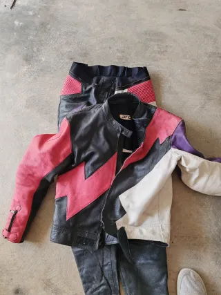 Mono de moto con protecciones