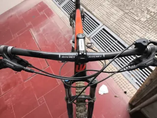 Bicicleta de Montaña Negra y Naranja