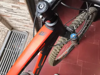 Bicicleta de Montaña Negra y Naranja