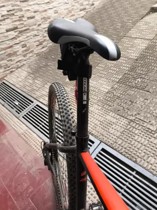 Bicicleta de Montaña Negra y Naranja