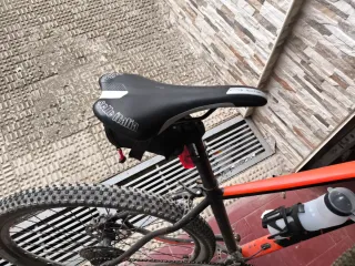 Bicicleta de Montaña Negra y Naranja