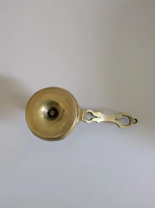 Palmatoria antigua de bronce con asa