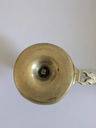 Palmatoria antigua de bronce con asa