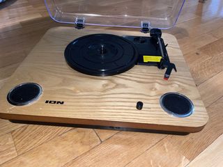 Tocadiscos ION madera con altavoces