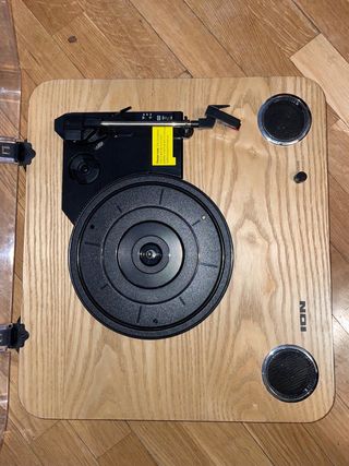 Tocadiscos ION madera con altavoces