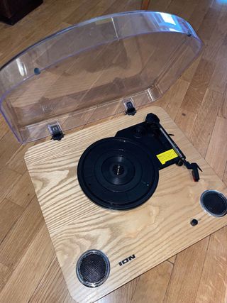 Tocadiscos ION madera con altavoces