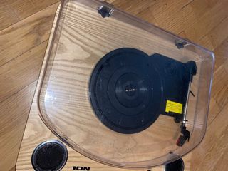 Tocadiscos ION madera con altavoces